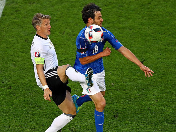 4 ngôi sao Ngoại hạng Anh sút 11m toàn hỏng, Schweinsteiger lập kỷ lục ảnh 2