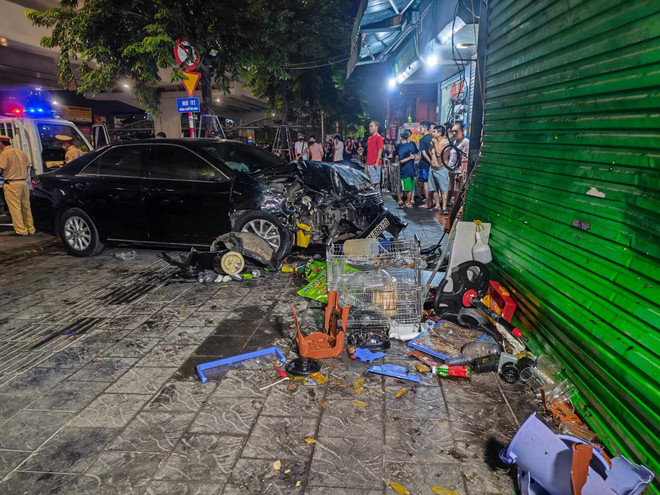 Hà Nội: Ôtô lao vào 3 người uống nước trên vỉa hè, 1 người tử vong ảnh 1