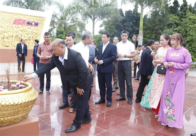Lào: Cộng đồng người Việt tri ân các Anh hùng Liệt sỹ tại Oudomxay ảnh 1