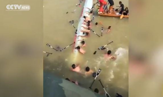 [Video] Thuyền lật trong hội thuyền rồng làm 3 người mất tích ảnh 1