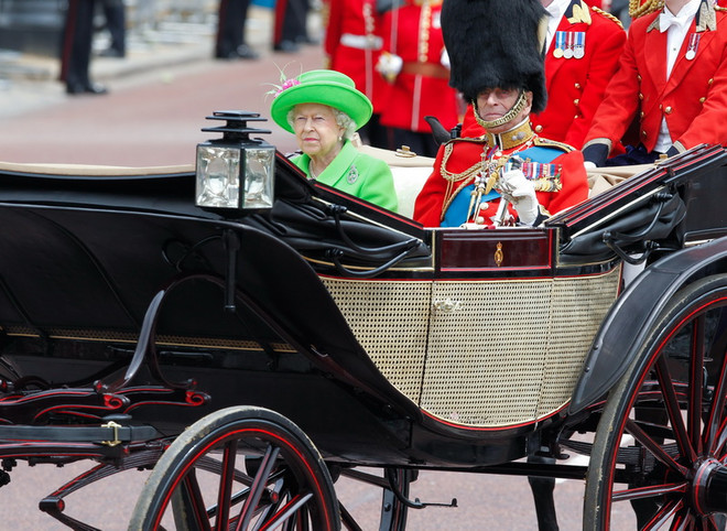 Nữ hoàng Elizabeth II rạng rỡ trong lễ mừng sinh nhật lần thứ 90 ảnh 2