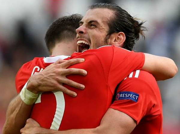 EURO 2016: Cú sút phạt tuyệt đẹp của Gareth Bale đi vào lịch sử ảnh 1