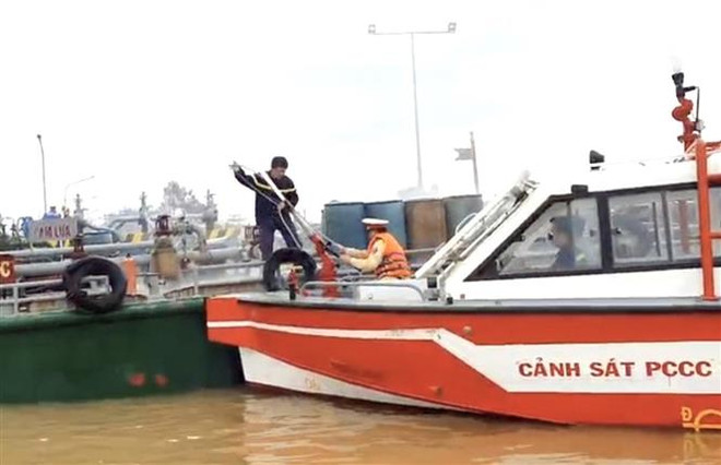 Kịp thời dập tắt vụ cháy tàu chở 235m3 xăng trên sông Đồng Nai ảnh 1