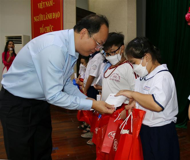 TP.HCM: Trao hơn 500 suất học bổng cho các em mồ côi do dịch COVID-19 ảnh 1