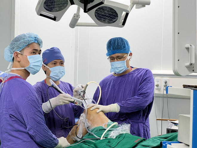Phẫu thuật nội soi tái tạo 2 dây chằng cùng lúc cho thanh niên 17 tuổi ảnh 1