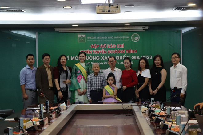 Các đại biểu chụp ảnh lưu niệm tại sự kiện. (Ảnh: Hùng Võ/Vietnam+) Chung tay thay đổi hành vi tiêu dùng "Vì Môi trường xanh quốc gia" ảnh 3