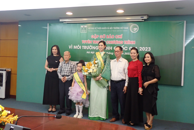 Đại diện Ban Tổ chức tặng hoa cho Đại sứ Thiện chí “Vì Môi trường xanh Quốc gia năm 2023” - Hoa hậu Việt Nam 2020 Đỗ Thị Hà. (Ảnh: Hùng Võ/Vietnam+) Chung tay thay đổi hành vi tiêu dùng "Vì Môi trường xanh quốc gia" ảnh 1