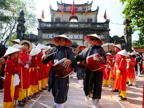 Hàng vạn người đội nắng xem hội trận - nghi lễ chính của hội Gióng ảnh 1