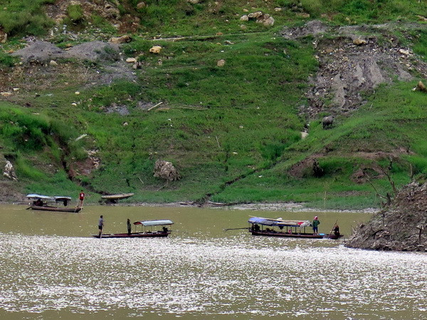 Ôtô lao xuống hồ thủy điện Sơn La khiến hai người tử vong ảnh 1