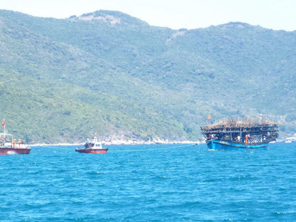 Lai dắt an toàn tàu cá bị hỏng máy trên biển cùng 14 thuyền viên ảnh 1