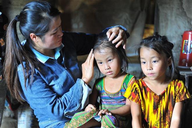 Thầy cô vùng cao Mèo Vạc vượt núi đến vận động học sinh trở lại trường ảnh 1