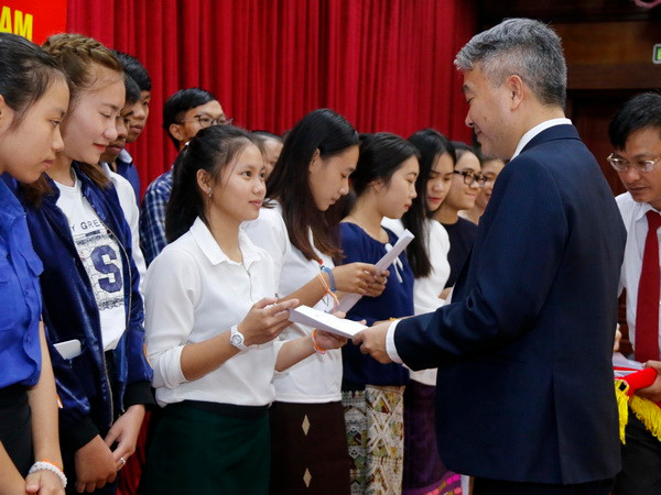 Trao học bổng của Chính phủ Việt Nam cho con em Việt kiều Lào ảnh 1