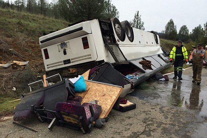 Nam Phi: Lật xe khách khiến ít nhất 10 người thiệt mạng ảnh 1