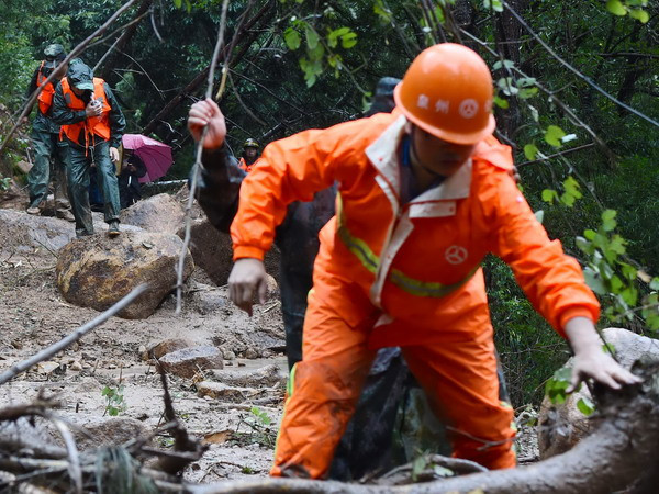 Trung Quốc: Bão Megi gây lở đất khiến hàng chục người mất tích ảnh 1