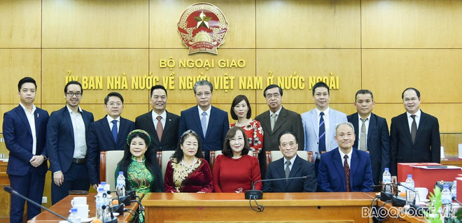 Thứ trưởng Bộ Ngoại giao Đặng Minh Khôi, Chủ nhiệm Ủy ban nhà nước về người Việt Nam ở nước ngoài cùng các kiểu bào. (Nguồn: baoquocte.vn) Trao quà Tết của Thủ tướng Chính phủ tới các kiều bào tiêu biểu ảnh 1