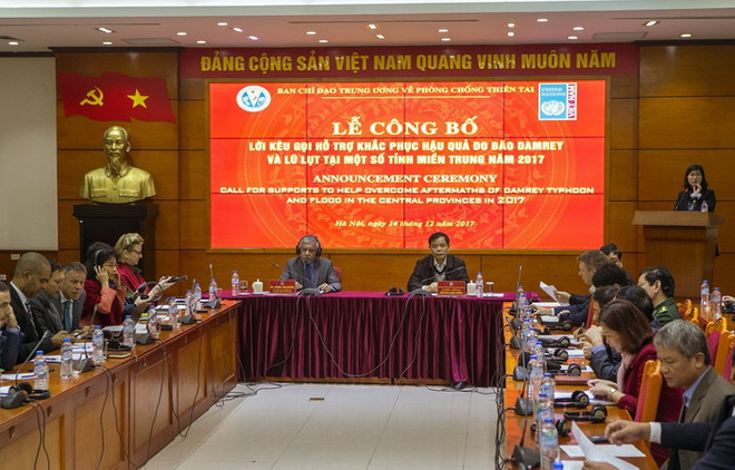 Lễ công bố “Lời kêu gọi hỗ trợ khắc phục hậu quả bão Damrey và lũ lụt tại một số tỉnh miền Trung năm 2017”. (Ảnh: Hoàng Hùng/TTXVN) Việt Nam thiệt hại hơn 22.600 tỷ đồng do bão lũ trong năm 2017 ảnh 1