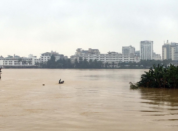Lũ trên sông Hương ở Thừa Thiên-Huế. (Ảnh: Quốc Việt/TTXVN) Việt Nam thiệt hại hơn 22.600 tỷ đồng do bão lũ trong năm 2017 ảnh 2