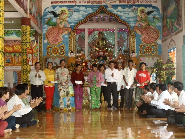 Tặng quà đồng bào Khmer khó khăn dịp Tết Chôl Chnăm Thmây ảnh 1