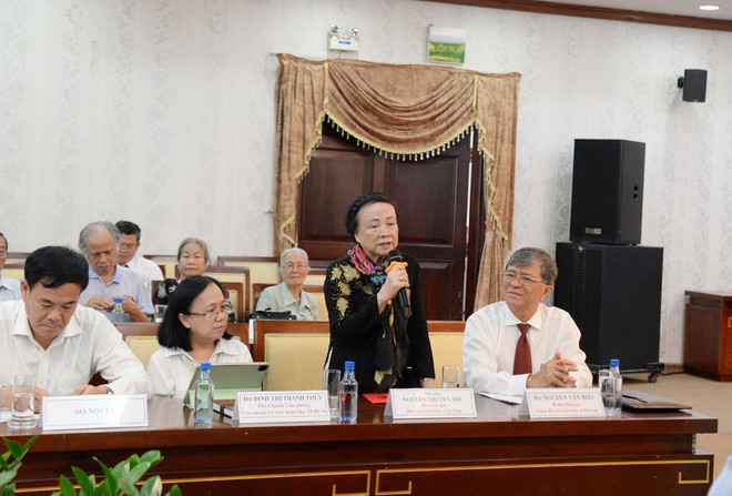 Nhà giáo chia sẻ tại buổi họp mặt. (Ảnh: Thu Hoài/TTXVN) ttxvn_nha giao noi do (1).jpg