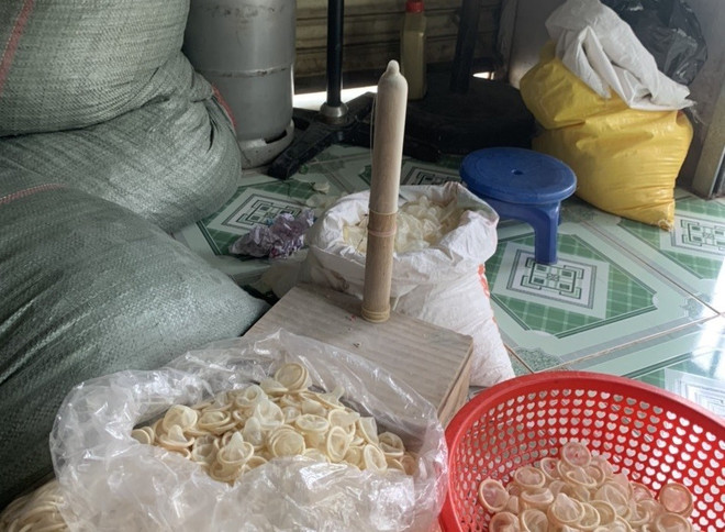 Bắt quả tang cơ sở tái chế hơn 320.000 chiếc bao cao su đã qua sử dụng ảnh 1