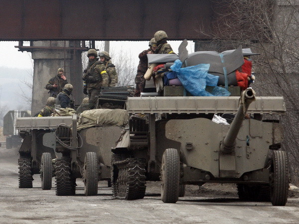 OSCE: Ukraine rút hàng đoàn xe chở vũ khí hạng nặng khỏi miền Đông ảnh 1