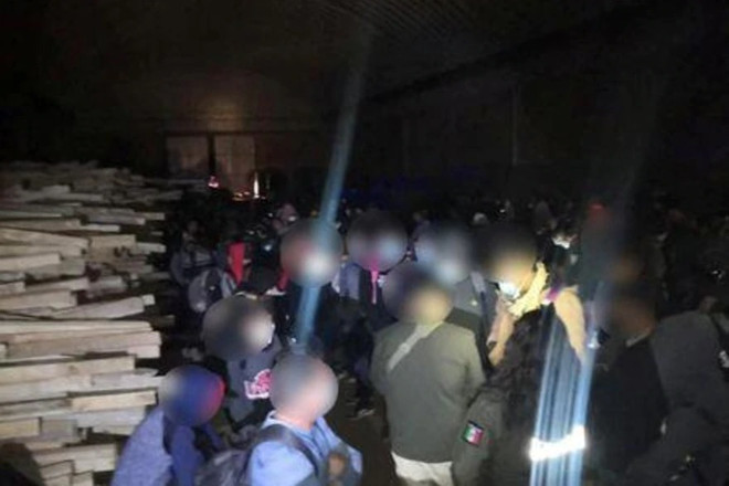 Người di cư được phát hiện trong nhà kho ở Mexico. (Nguồn: Reuters) Mexico phát hiện hơn 200 người di cư tại nhà kho ở miền Trung ảnh 1