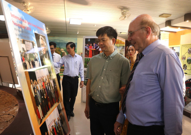 Các đại biểu tham quan triển lãm. (Ảnh: Nguyên Lý/TTXVN) Ngày Thương binh-Liệt sỹ: Triển lãm 'Quảng Trị-Điểm đến của ký ức' ảnh 1
