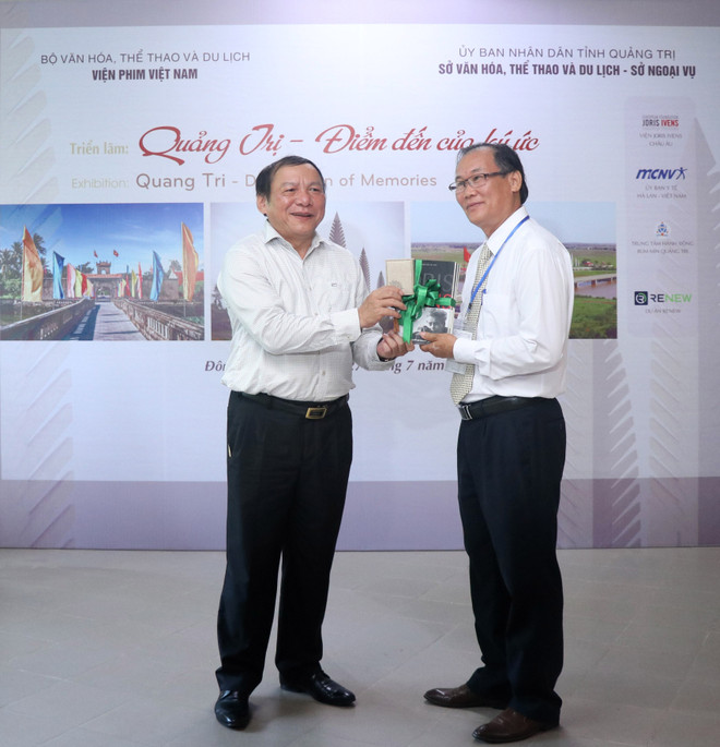 Bộ trưởng Bộ Văn hóa, Thể thao và Du lịch Nguyễn Văn Hùng (trái) trao bộ sưu tập phim về Quảng Trị cho đại diện tỉnh Quảng Trị tại triển lãm. (Ảnh: Nguyên Lý/TTXVN) Ngày Thương binh-Liệt sỹ: Triển lãm 'Quảng Trị-Điểm đến của ký ức' ảnh 2