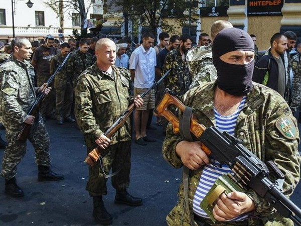 Ukraine vẫn kiên định thỏa thuận ngừng bắn với quân ly khai ảnh 1