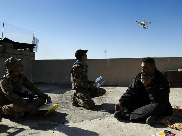 Lực lượng đặc nhiệm Iraq tại quận Aden, thành phố Mosul. (Nguồn: AFP/TTXVN) Gần 100 phiến quân IS bị tiêu diệt tại Mosul trong ngày 25/12 ảnh 1