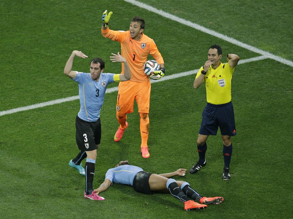 Cầu thủ Uruguay nằm bất tỉnh sau pha va chạm kinh hoàng ảnh 1