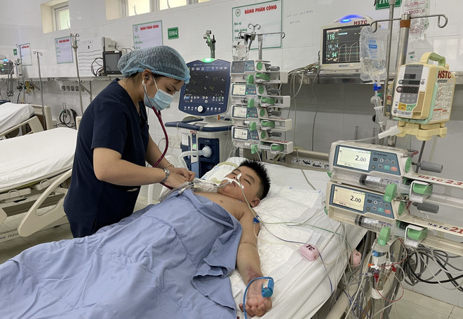 Một bệnh nhi bị sốt xuất huyết. (Nguồn: TTXVN) TP Hồ Chí Minh: Chủ động các biện pháp phòng ngừa bệnh sốt xuất huyết ảnh 1