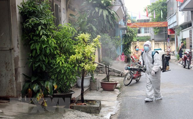 Phun hóa chất diệt muỗi. (Nguồn: TTXVN) TP Hồ Chí Minh: Chủ động các biện pháp phòng ngừa bệnh sốt xuất huyết ảnh 2