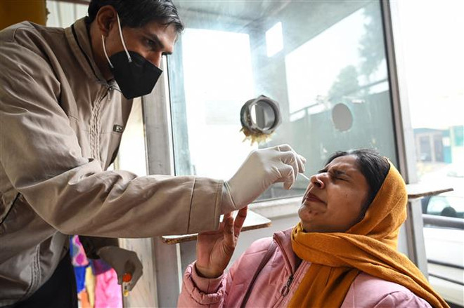 Nhân viên y tế lấy mẫu xét nghiệm COVID-19 cho người dân tại Amritsar, Ấn Độ. (Ảnh: AFP/TTXVN) Hàng loạt nước ghi nhận số ca mắc COVID-19 có xu hướng tăng trở lại ảnh 1