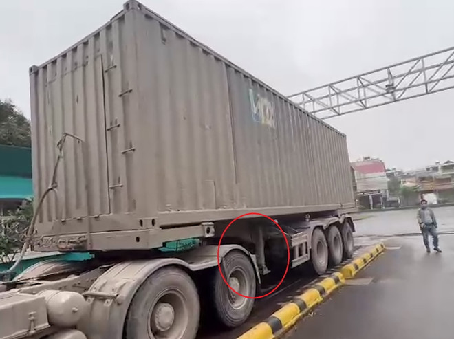 Phát hiện xe container "cắt nóc," chở quá tải gần 100 tấn cát vàng ảnh 1