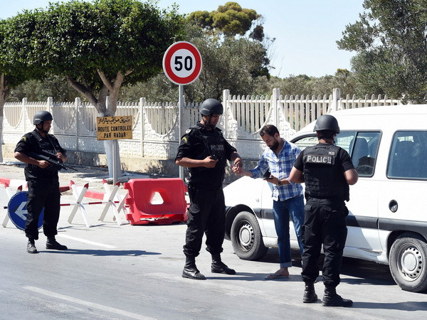 Tunisia thu giữ nhiều vũ khí và tài liệu mang biểu tượng IS ảnh 1