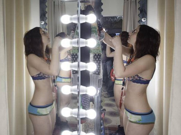 Chùm ảnh mặc đồ lót để được tặng quần áo miễn phí ảnh 6