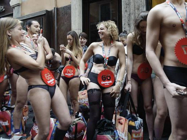 Chùm ảnh mặc đồ lót để được tặng quần áo miễn phí ảnh 7