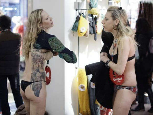 Chùm ảnh mặc đồ lót để được tặng quần áo miễn phí ảnh 5