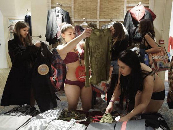 Chùm ảnh mặc đồ lót để được tặng quần áo miễn phí ảnh 2