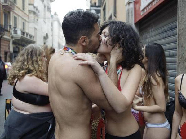 Chùm ảnh mặc đồ lót để được tặng quần áo miễn phí ảnh 4