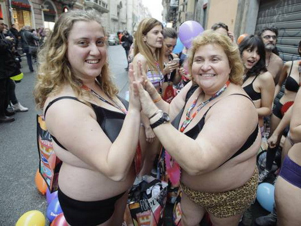 Chùm ảnh mặc đồ lót để được tặng quần áo miễn phí ảnh 3