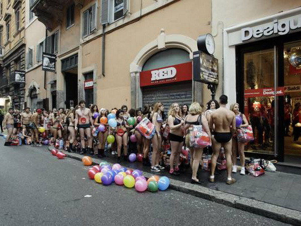 Chùm ảnh mặc đồ lót để được tặng quần áo miễn phí ảnh 8