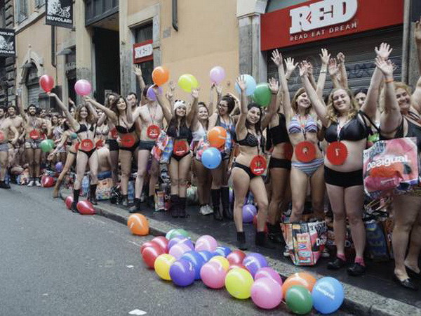 Chùm ảnh mặc đồ lót để được tặng quần áo miễn phí ảnh 1