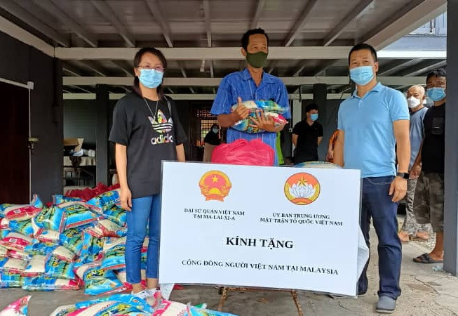 Đại diện Đại sứ quán Việt Nam trao quà cho đồng bào người Chăm Việt Nam tại Perak, Malaysia. (Ảnh: Hà Ngọc/Vietnam+) Đại sứ quán trao quà cho các hộ người Chăm Việt Nam ở Malaysia ảnh 1