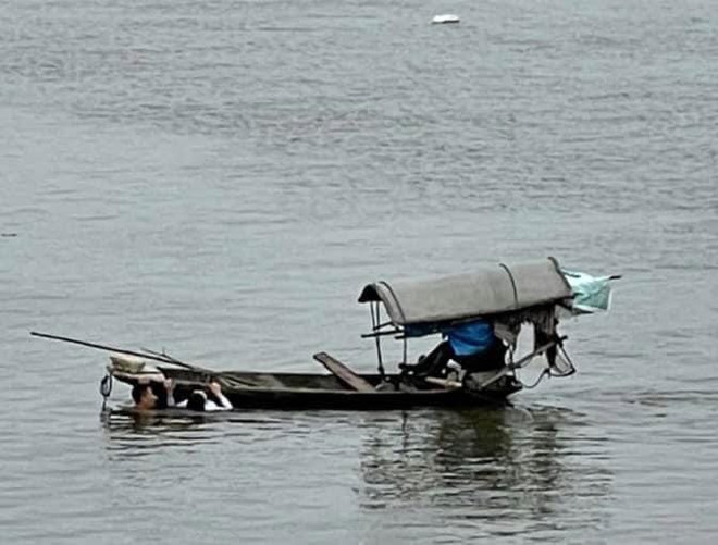 Quân nhân Nguyễn Văn Thứ cứu người phụ nữ bị đuối nước trên sông Nhuệ. (Ảnh: Thanh Tuấn/Vietnam+) Hà Nam: Quân nhân dũng cảm cứu người đuối nước trên sông ảnh 1