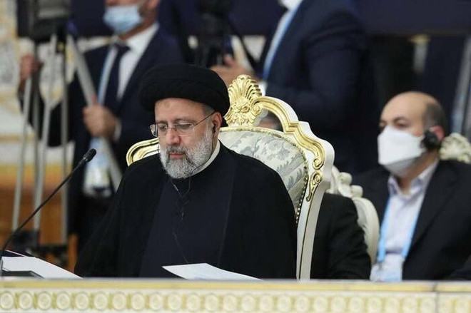 Tổng thống Iran Ebrahim Raisi tham dự hội nghị thượng đỉnh lần thứ 21 các nhà lãnh đạo SCO tại Dushanbe, Tajikistan ngày 17/9. (Ảnh: IRNA/TTXVN) Iran chính thức trở thành thành viên của Tổ chức Hợp tác Thượng Hải ảnh 1