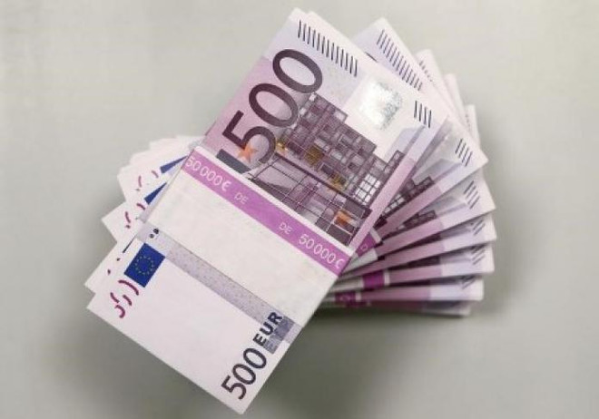 Đồng tiền euro. (Nguồn: AP) Lợi suất trái phiếu Eurozone gần mức cao nhất của hai tháng ảnh 1