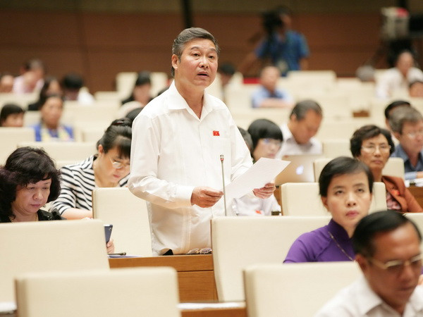 Đại biểu Quốc hội thành phố Hà Nội Nguyễn Sơn phát biểu ý kiến. (Ảnh: Doãn Tấn/TTXVN) Bảo đảm tốt hơn quyền con người trong các lĩnh vực đời sống dân sự ảnh 1