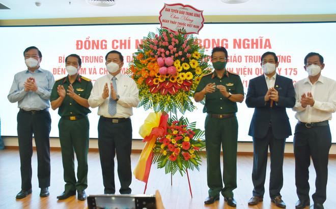 Tiếp tục cống hiến, dìu dắt, truyền lửa cho thế hệ bác sỹ trẻ ảnh 1